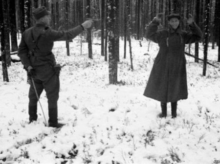 Советский разведчик смеется в камеру во время его казни