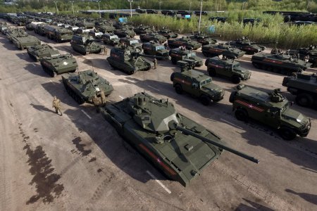 Россия стала первой в мире по числу бронетехники и РСЗО 