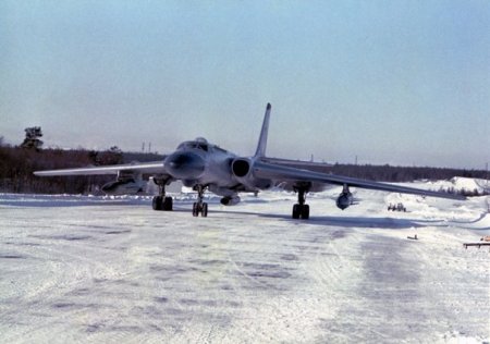 Ту-16— советский  тяжелый реактивный двухмоторный многоцелевой самолет.