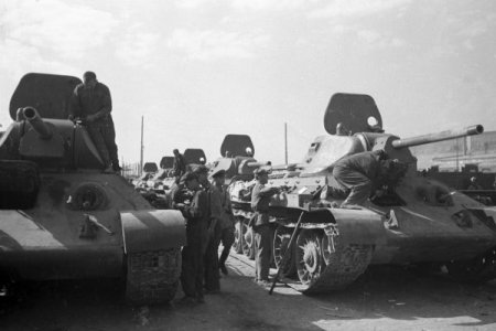 Герой войны: Как лучший танковый ас СССР уничтожил 52 немецких танка