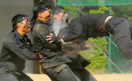 10 сумасшедших тренировок в армиях мира