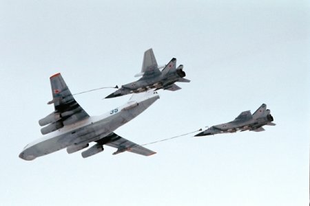Истребители-перехватчики МиГ-31 устроили "бой" в небе над Уралом 