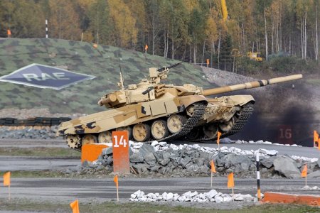 Без промаха: новейший Т-90М поразил бронебойным снарядом танк Т-64
