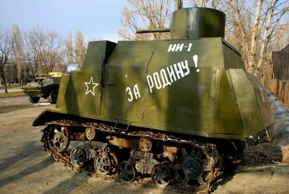 Тракторный танк. Советский танк ни-1. Танк ни-1 Одесса. Танк на испуг Одессы 1941. Эрзац танк.